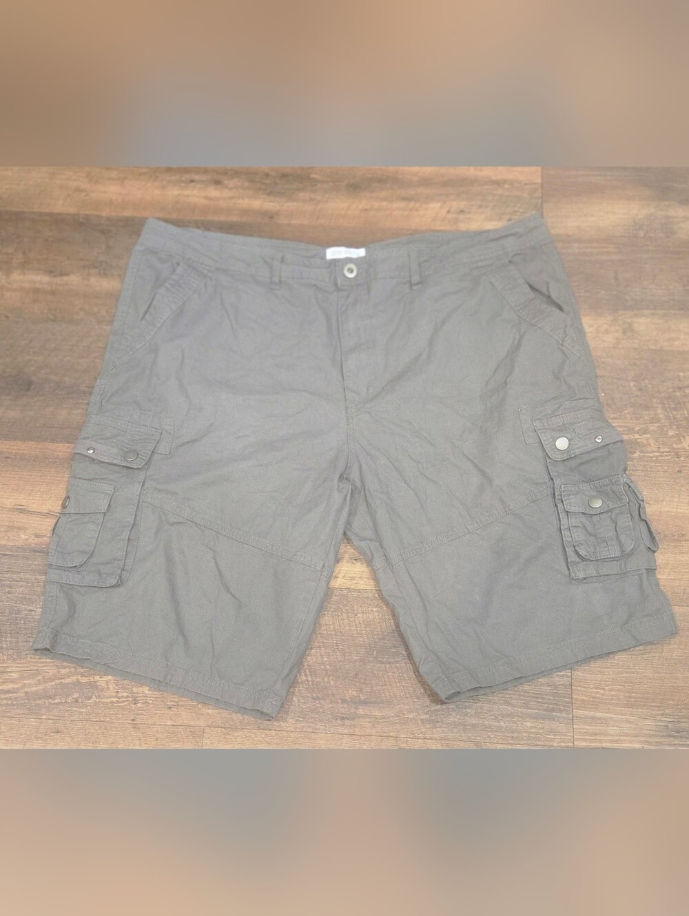 Men's Gray Cargo Shorts with Multi-Pocket Utility